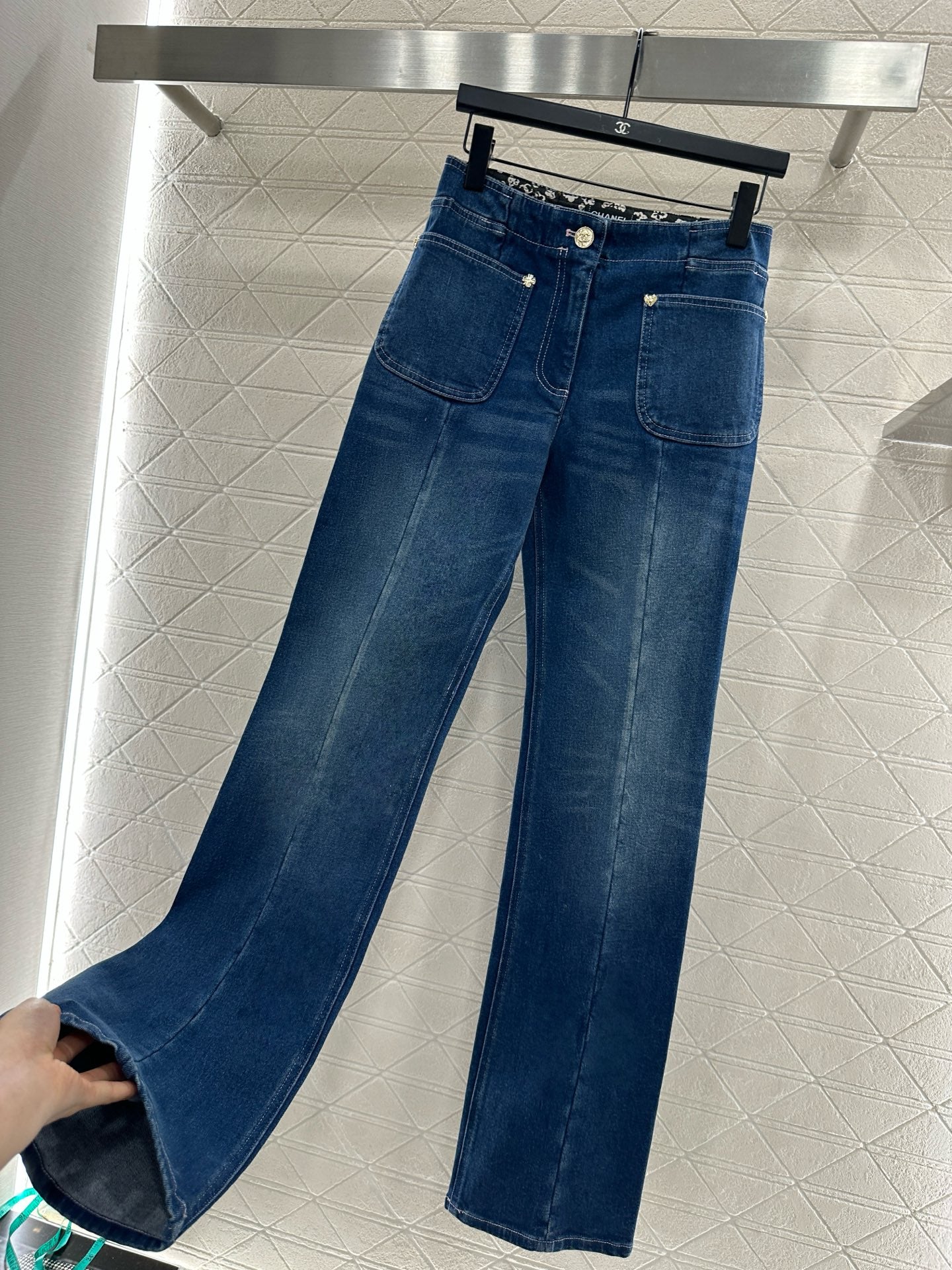 25 Distressed stretch jeans