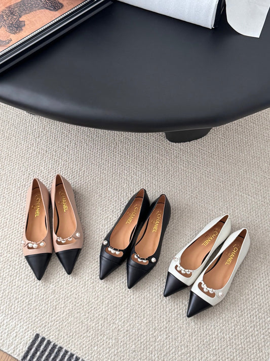 25 Pointed low heeled shoes