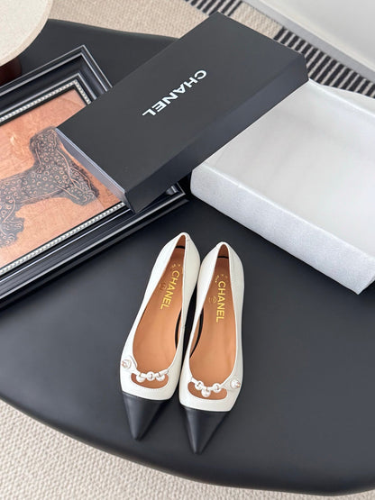 25 Pointed low heeled shoes