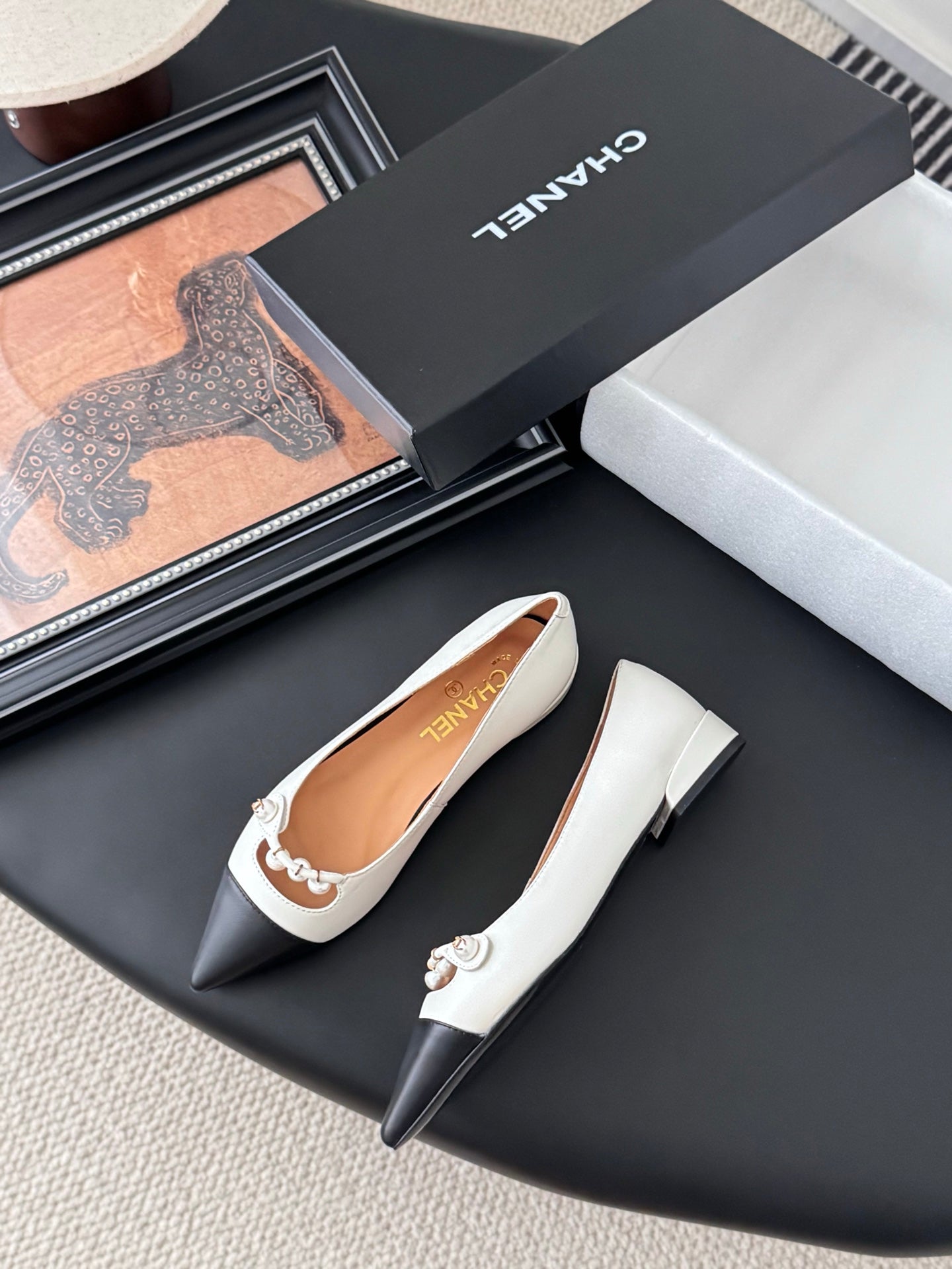 25 Pointed low heeled shoes