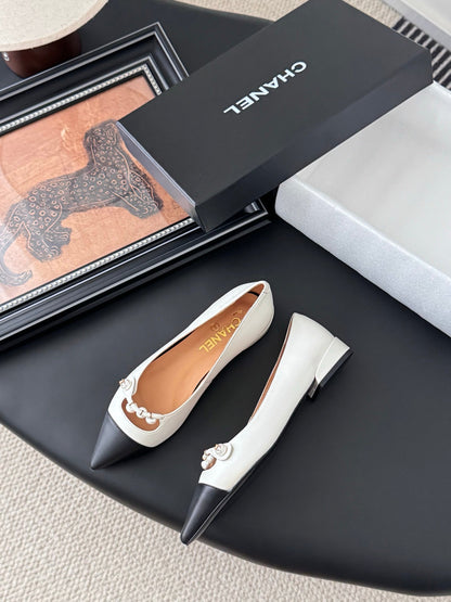 25 Pointed low heeled shoes