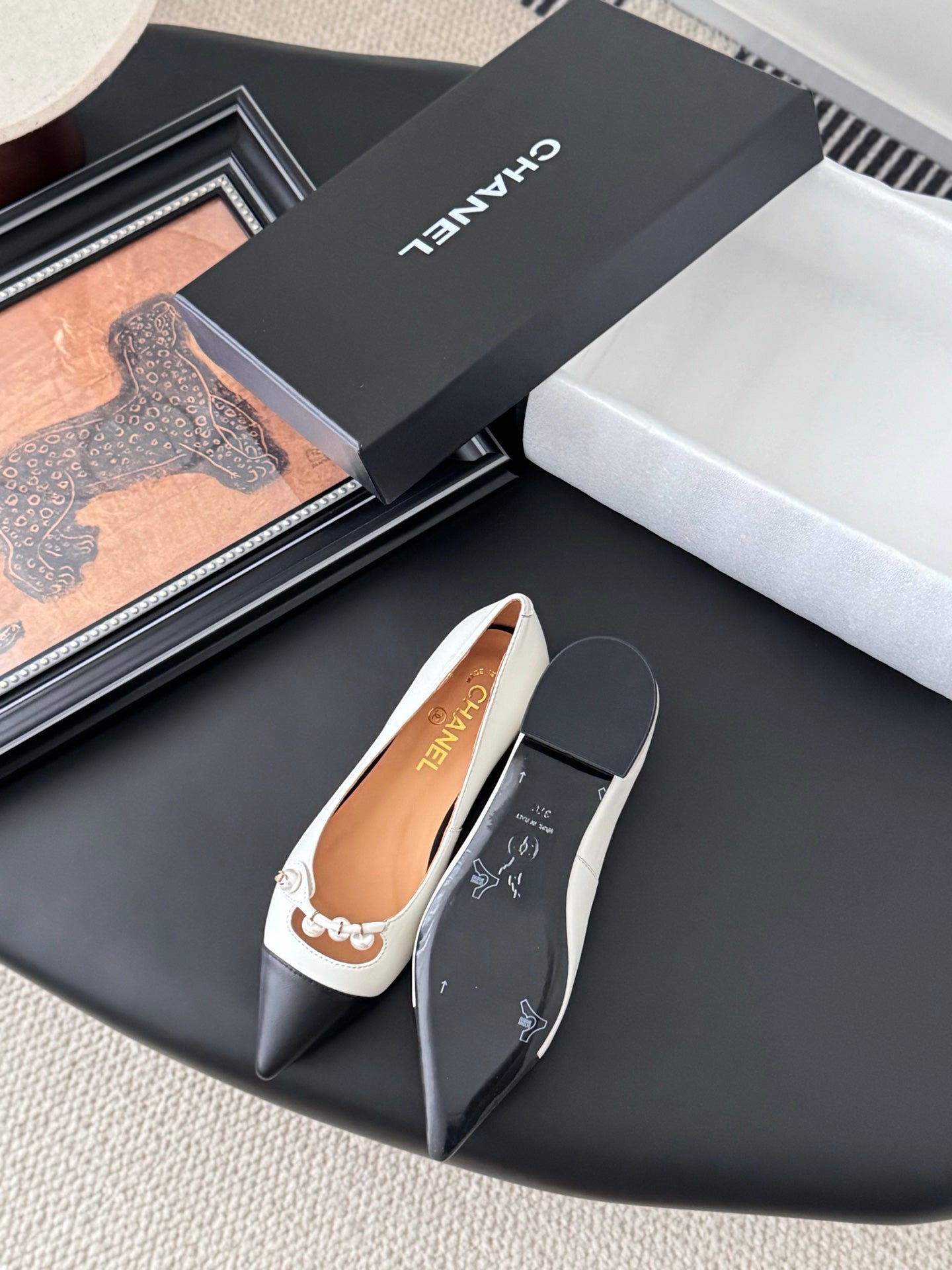 25 Pointed low heeled shoes