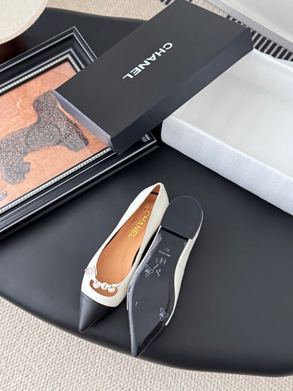 25 Pointed low heeled shoes