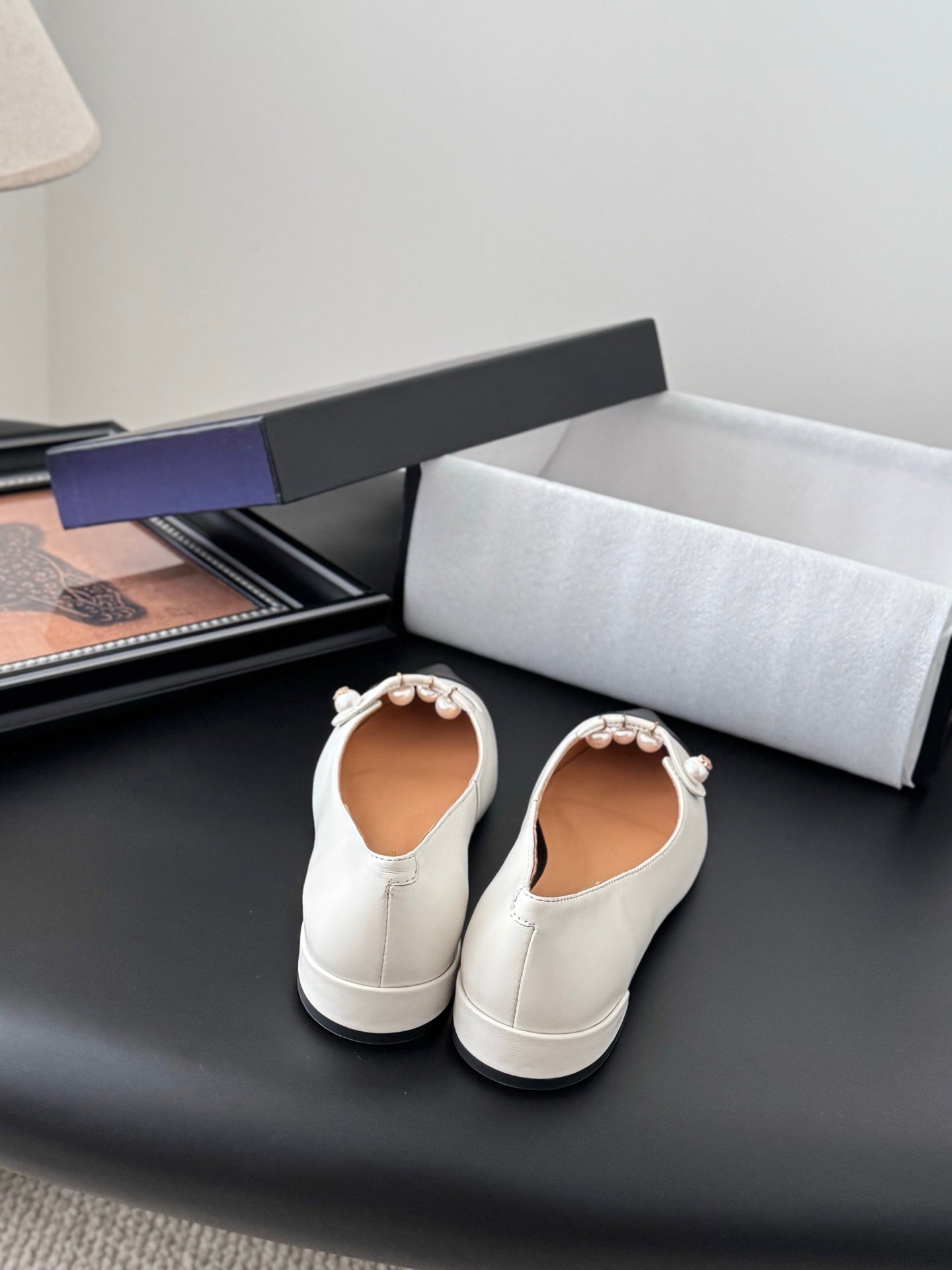 25 Pointed low heeled shoes