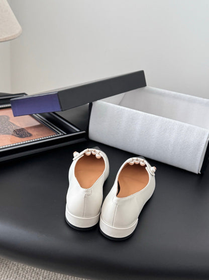 25 Pointed low heeled shoes