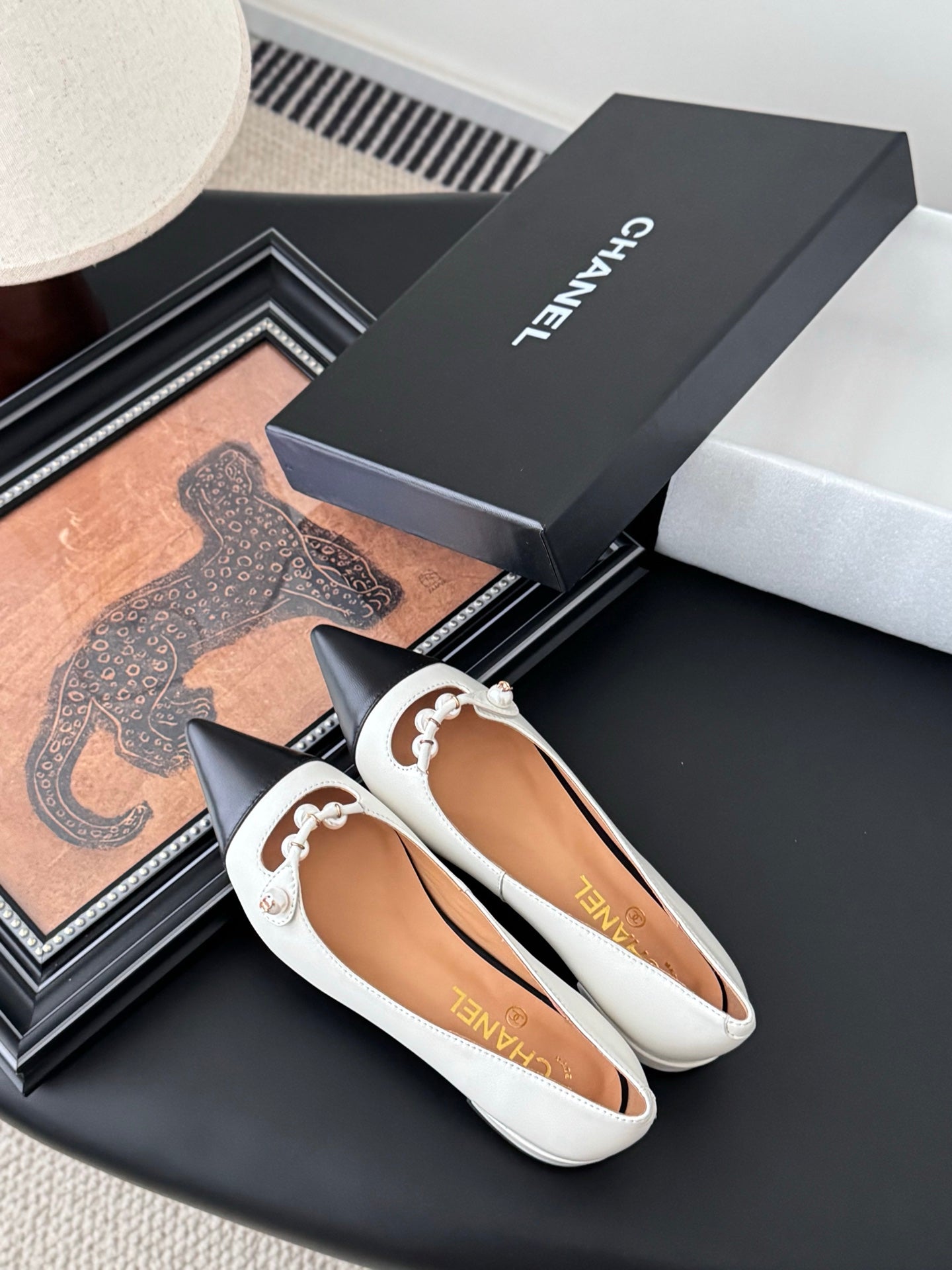 25 Pointed low heeled shoes