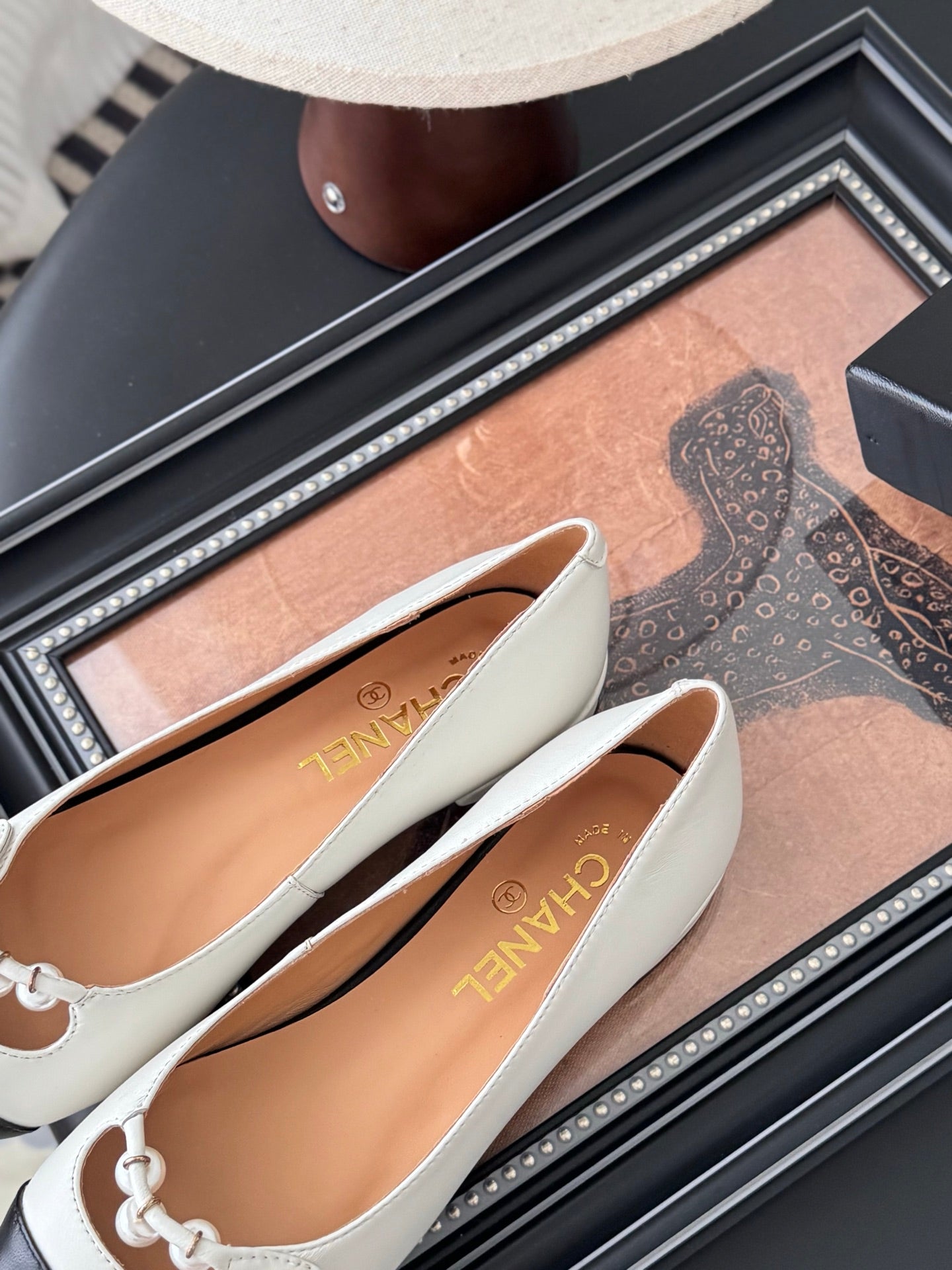 25 Pointed low heeled shoes