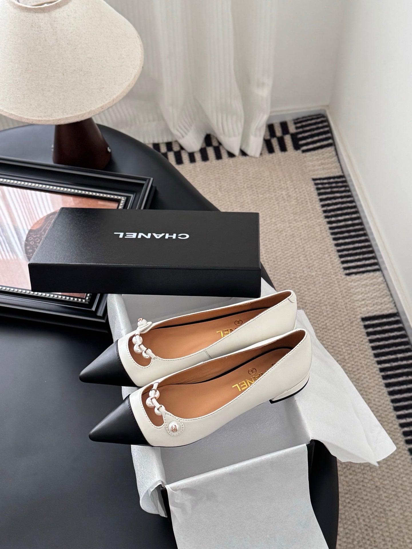 25 Pointed low heeled shoes