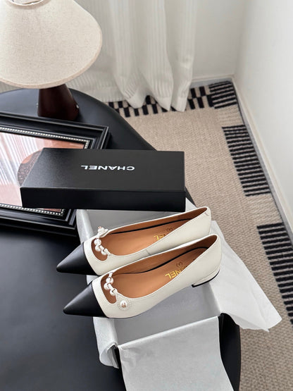 25 Pointed low heeled shoes