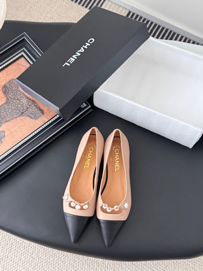 25 Pointed low heeled shoes