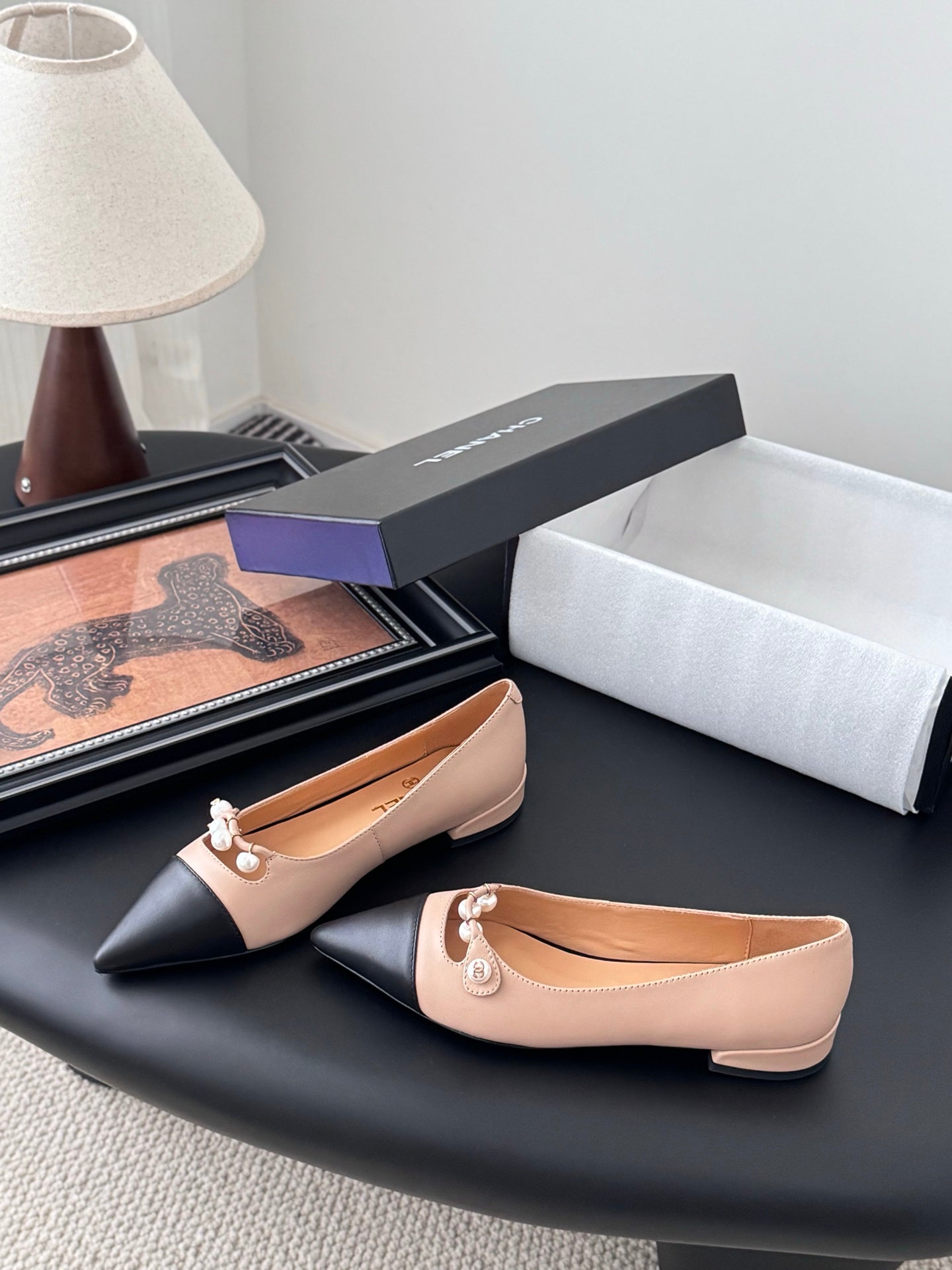 25 Pointed low heeled shoes