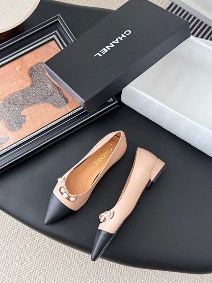 25 Pointed low heeled shoes