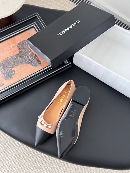 25 Pointed low heeled shoes