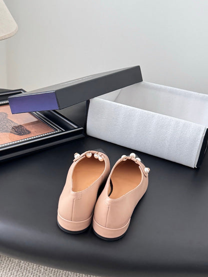 25 Pointed low heeled shoes