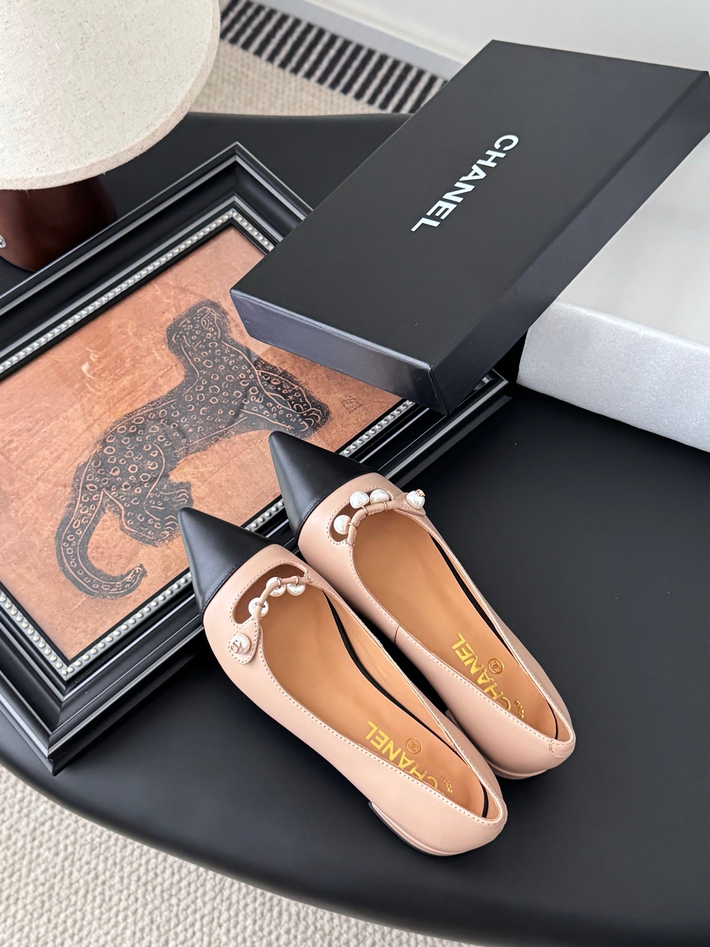 25 Pointed low heeled shoes