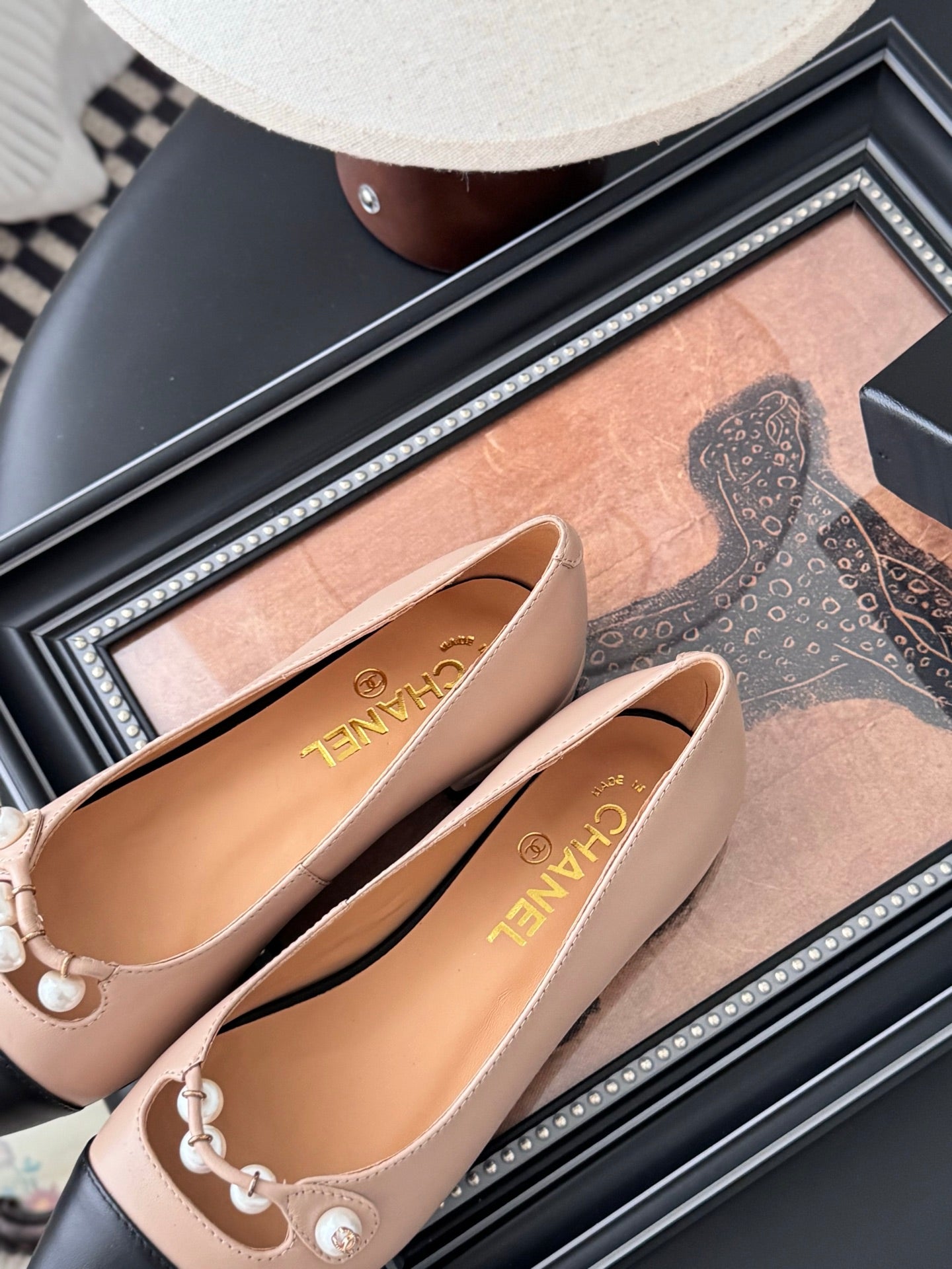 25 Pointed low heeled shoes