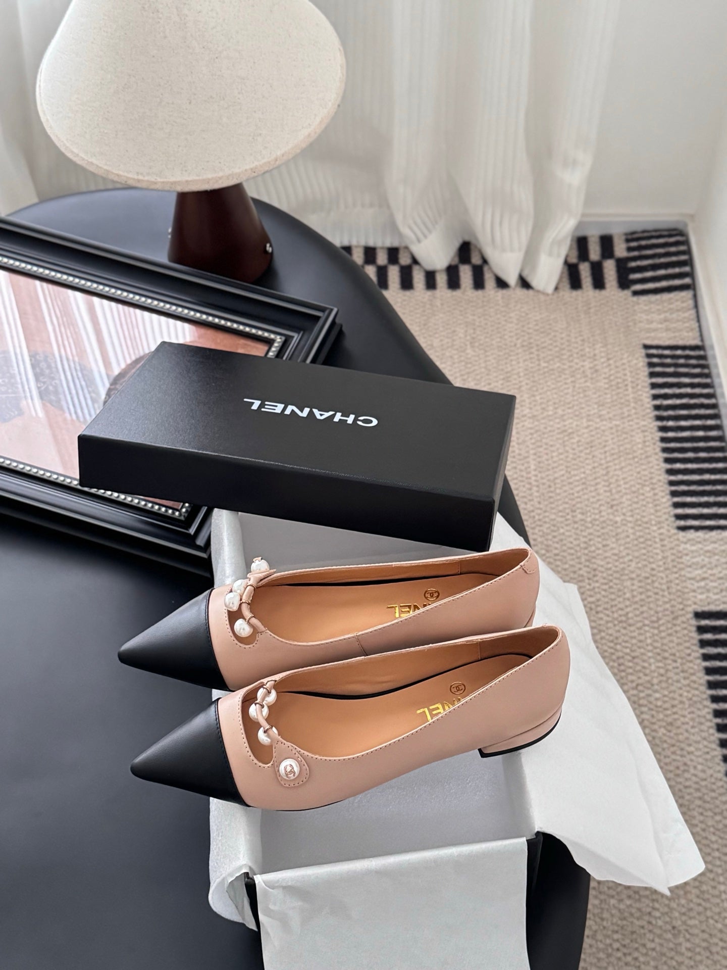 25 Pointed low heeled shoes