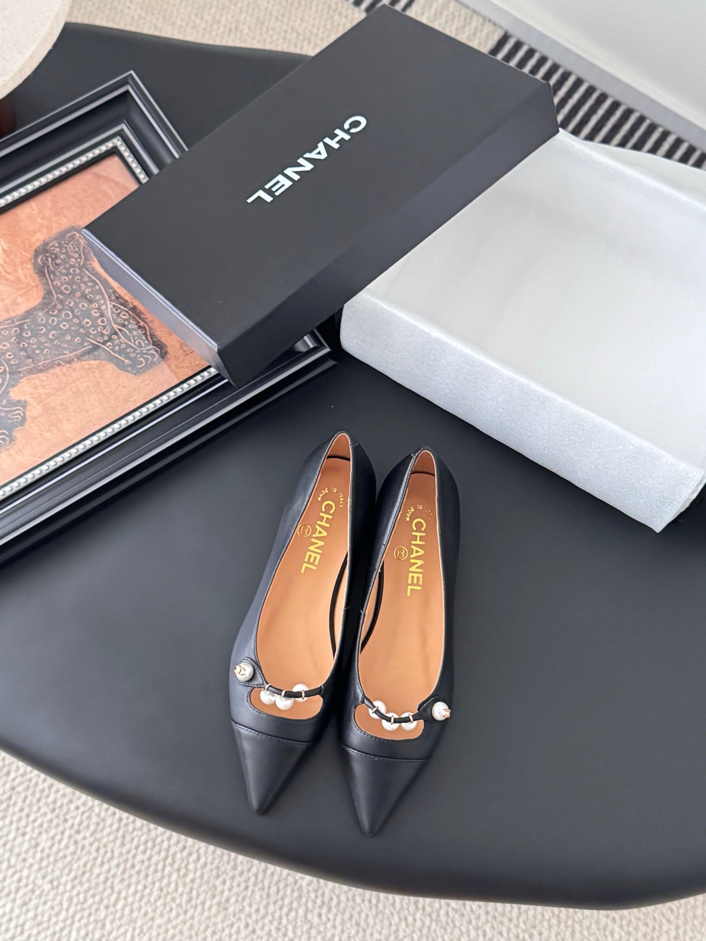 25 Pointed low heeled shoes