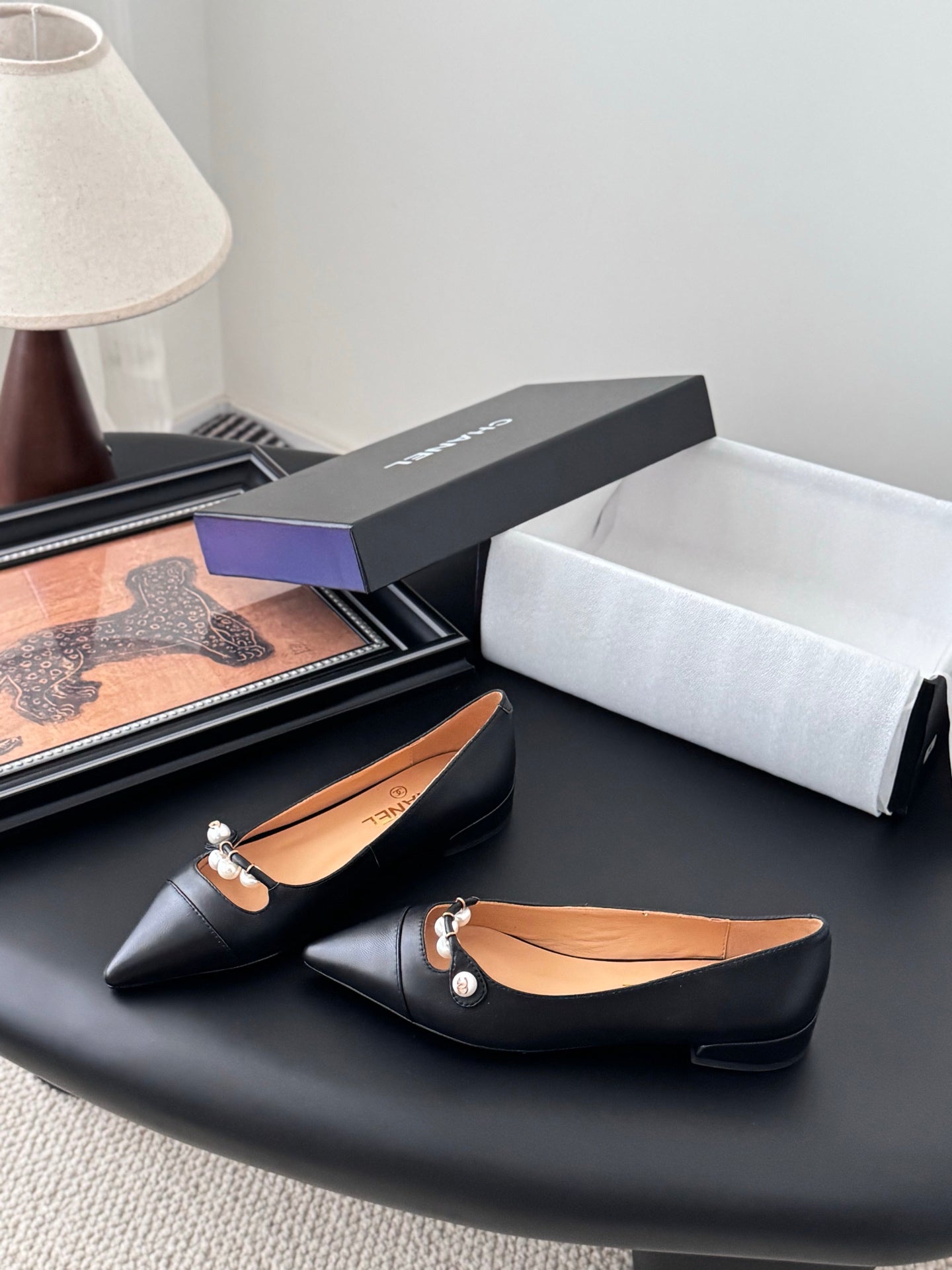 25 Pointed low heeled shoes