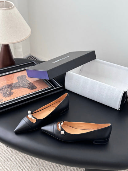 25 Pointed low heeled shoes