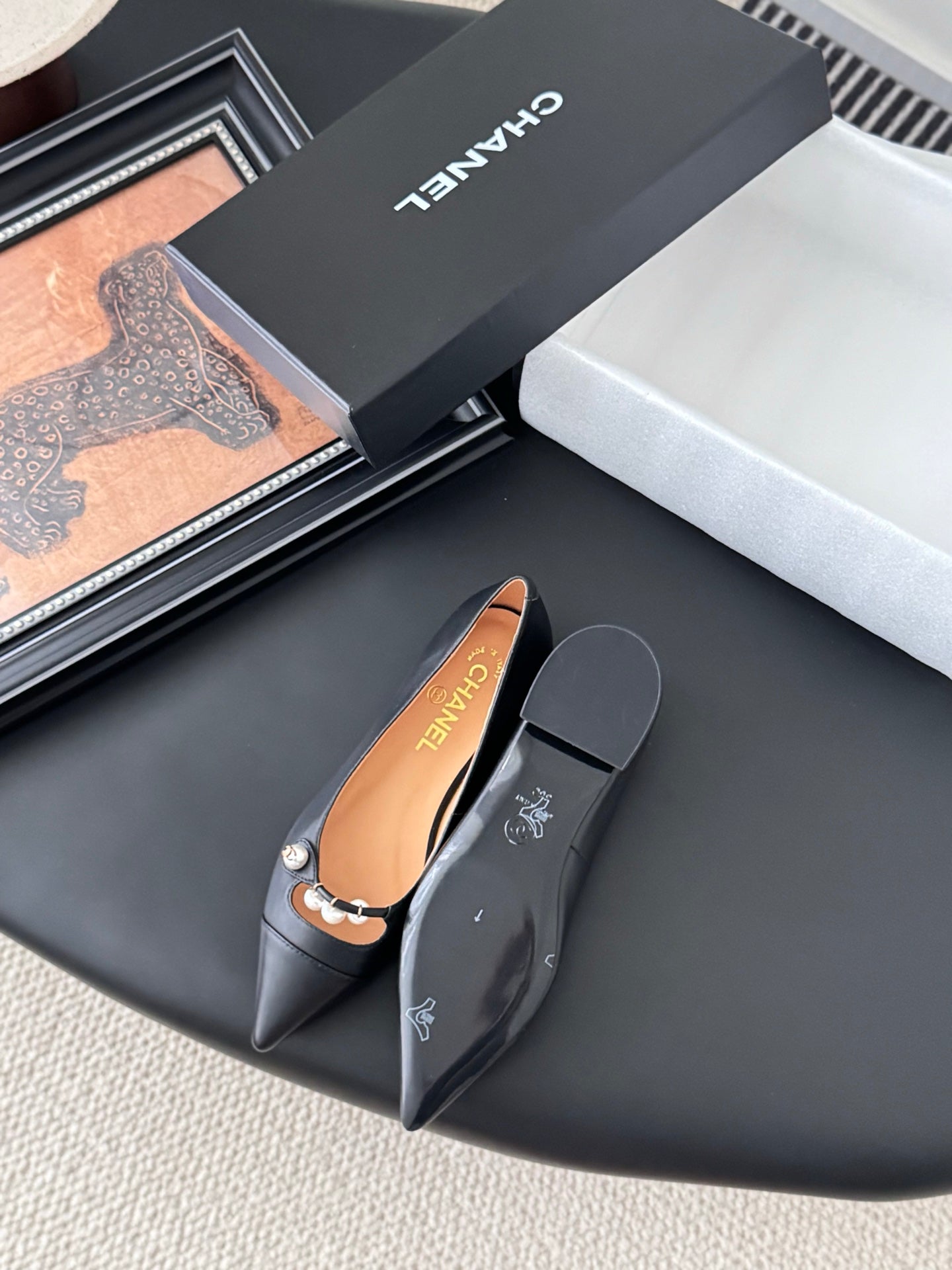 25 Pointed low heeled shoes