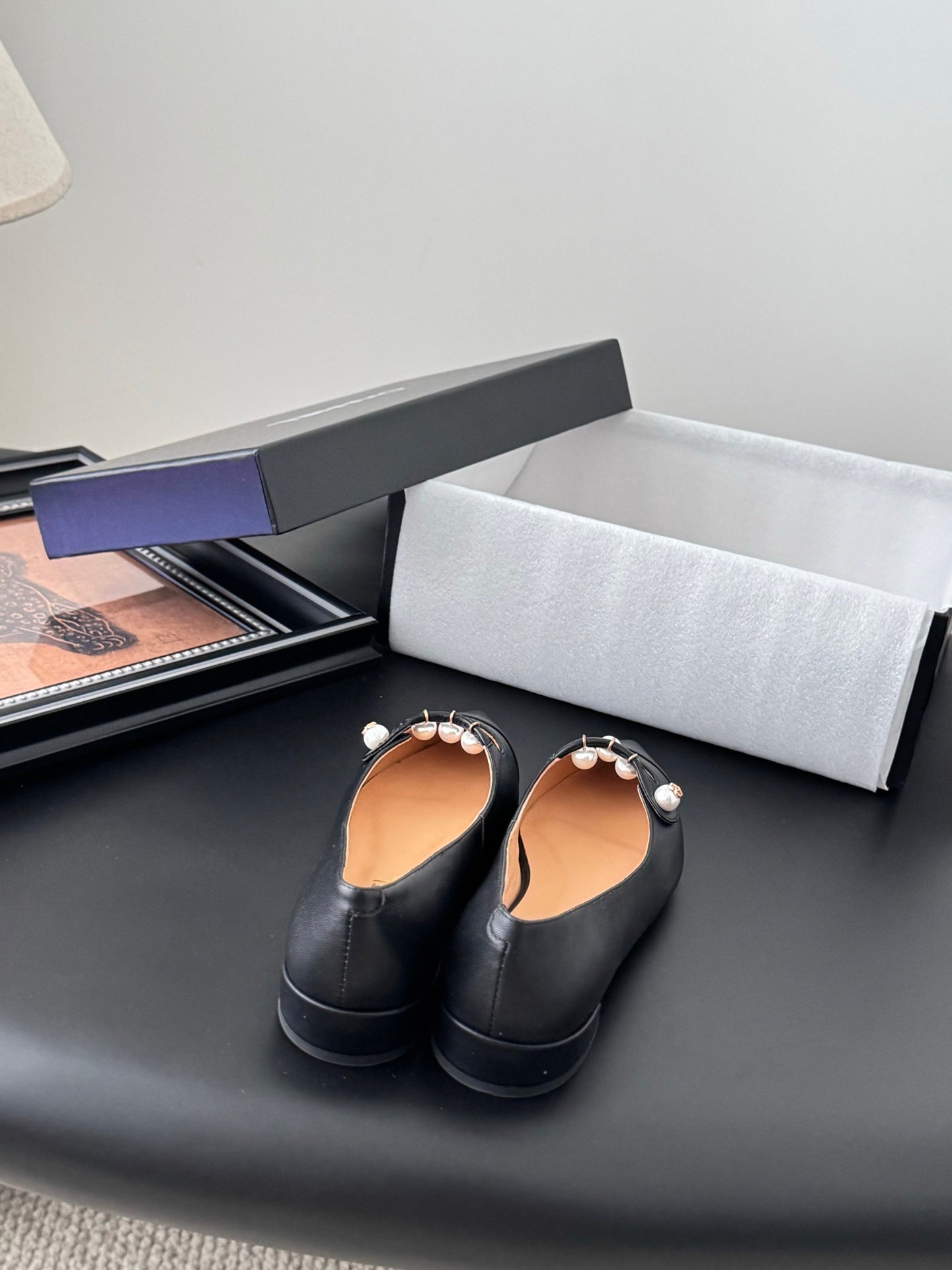 25 Pointed low heeled shoes