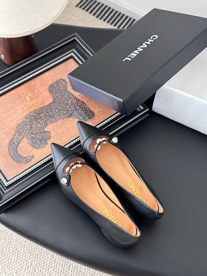 25 Pointed low heeled shoes