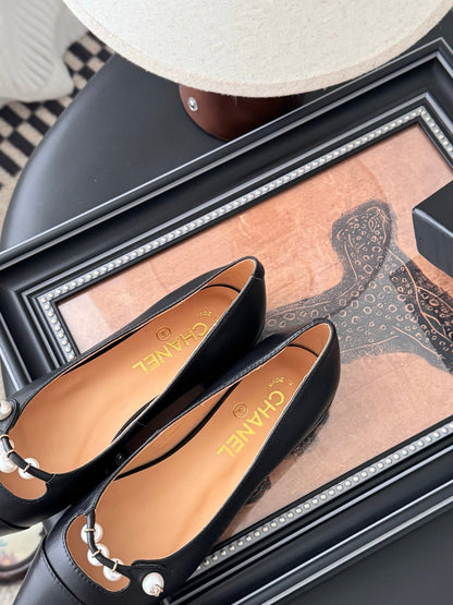 25 Pointed low heeled shoes