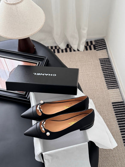 25 Pointed low heeled shoes