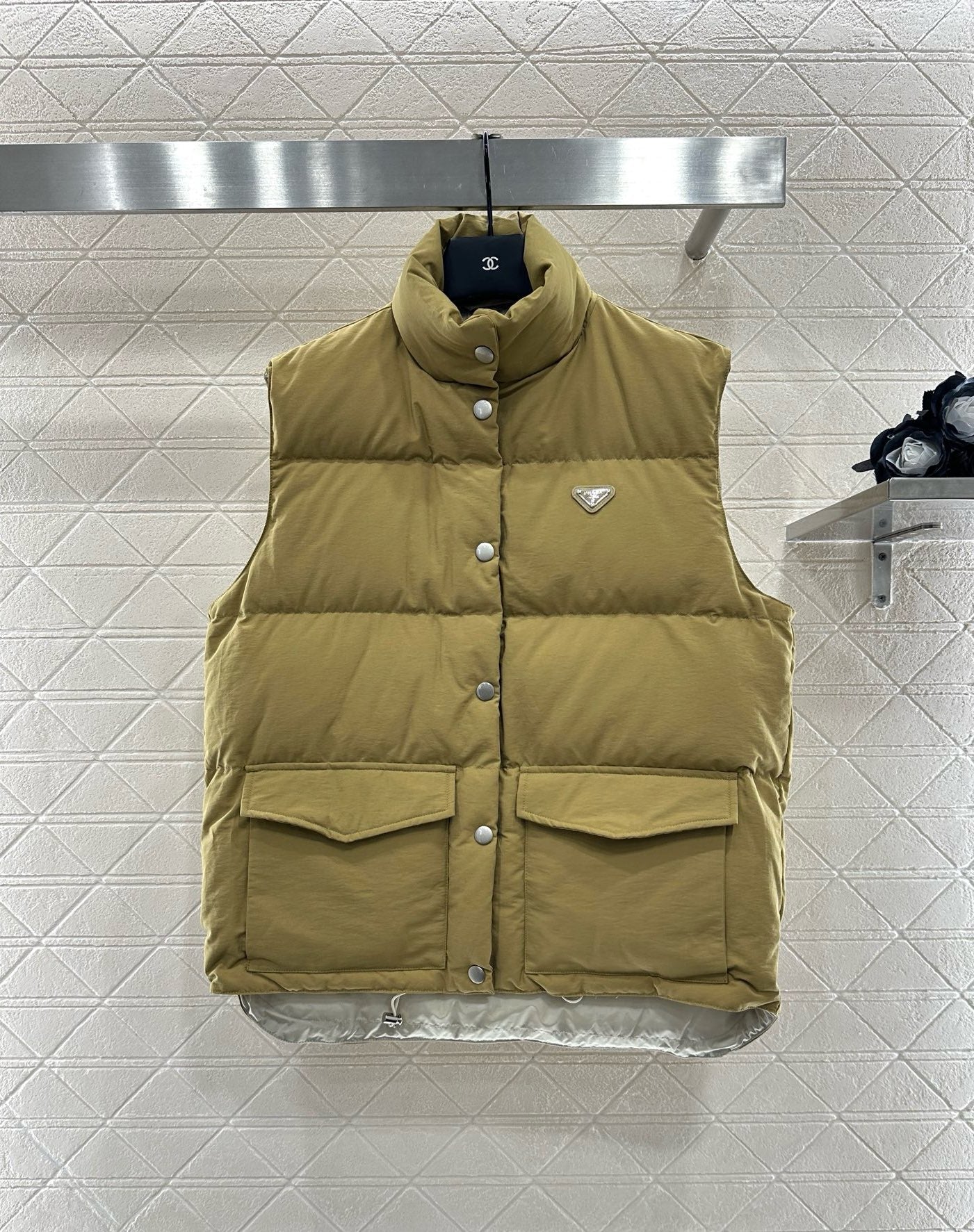 25 Standing collar down vest