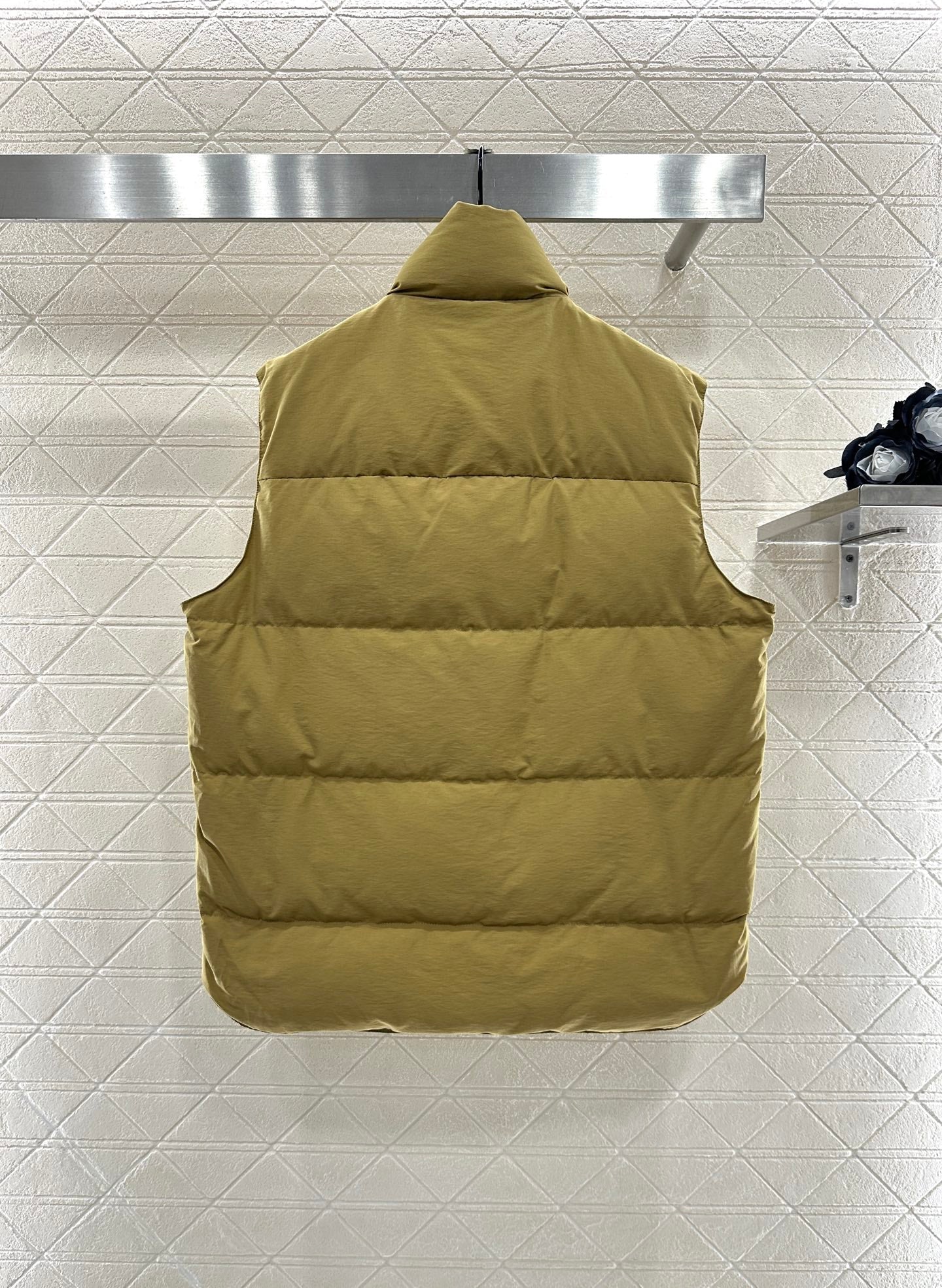 25 Standing collar down vest