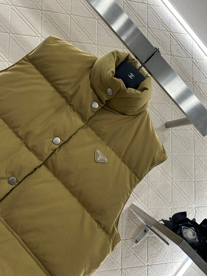 25 Standing collar down vest