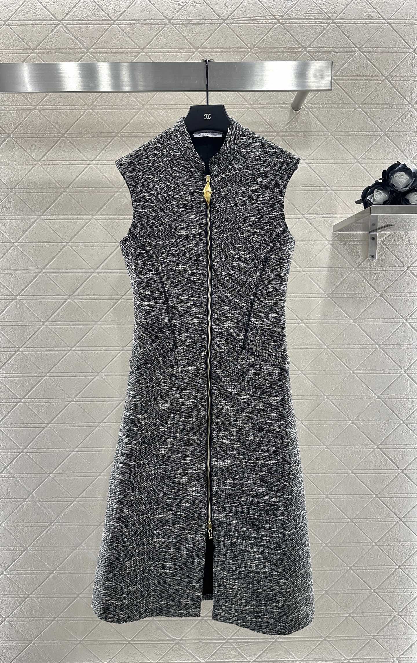 25 Sleeveless stand up collar long zipper dress