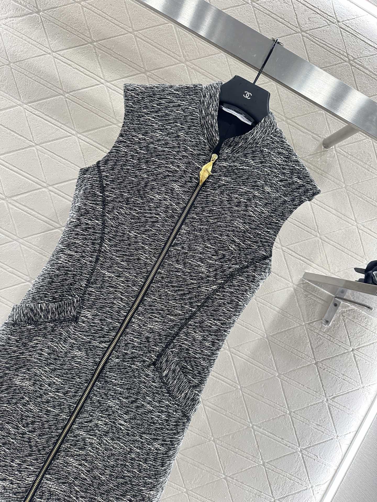 25 Sleeveless stand up collar long zipper dress