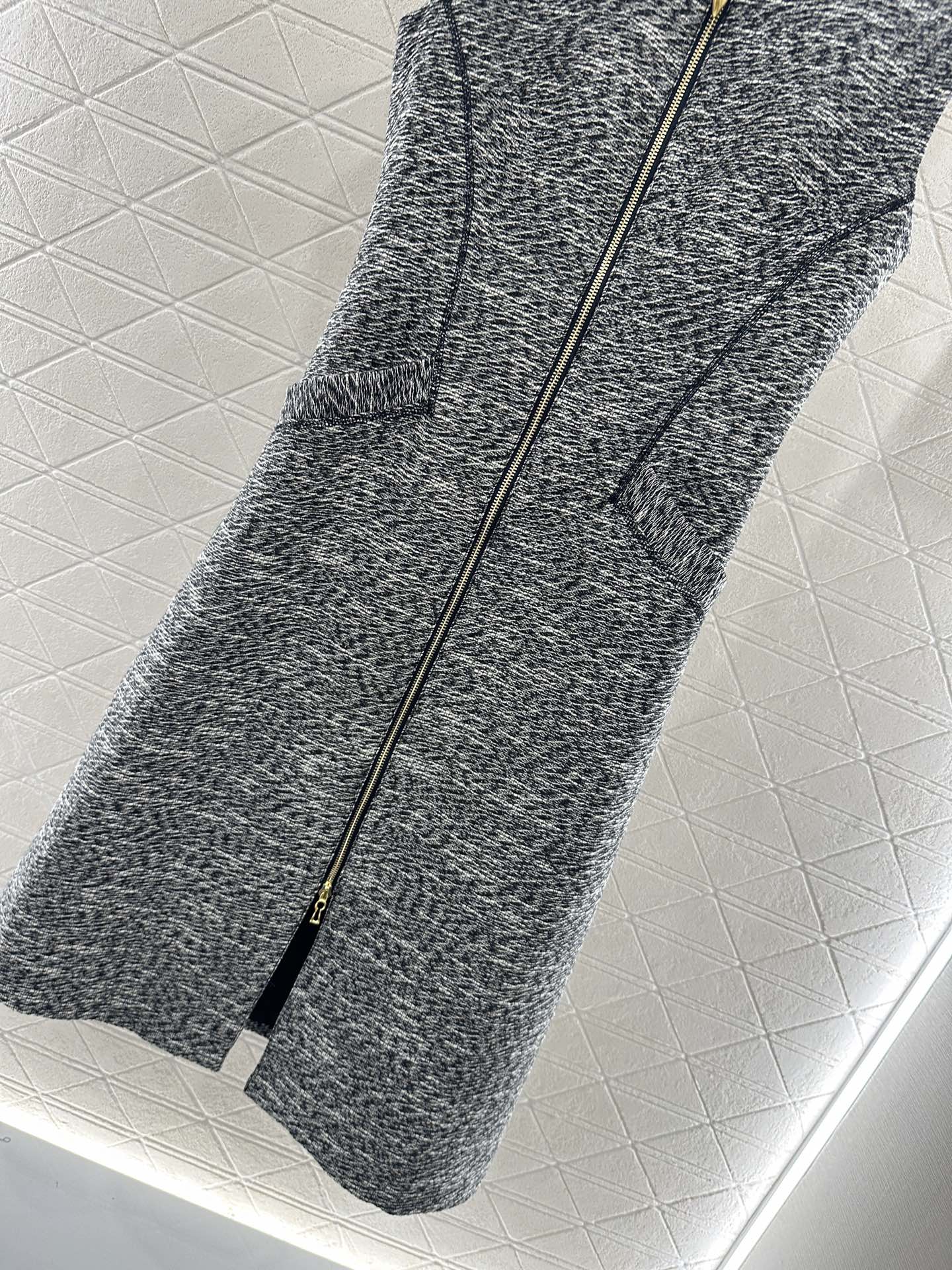 25 Sleeveless stand up collar long zipper dress