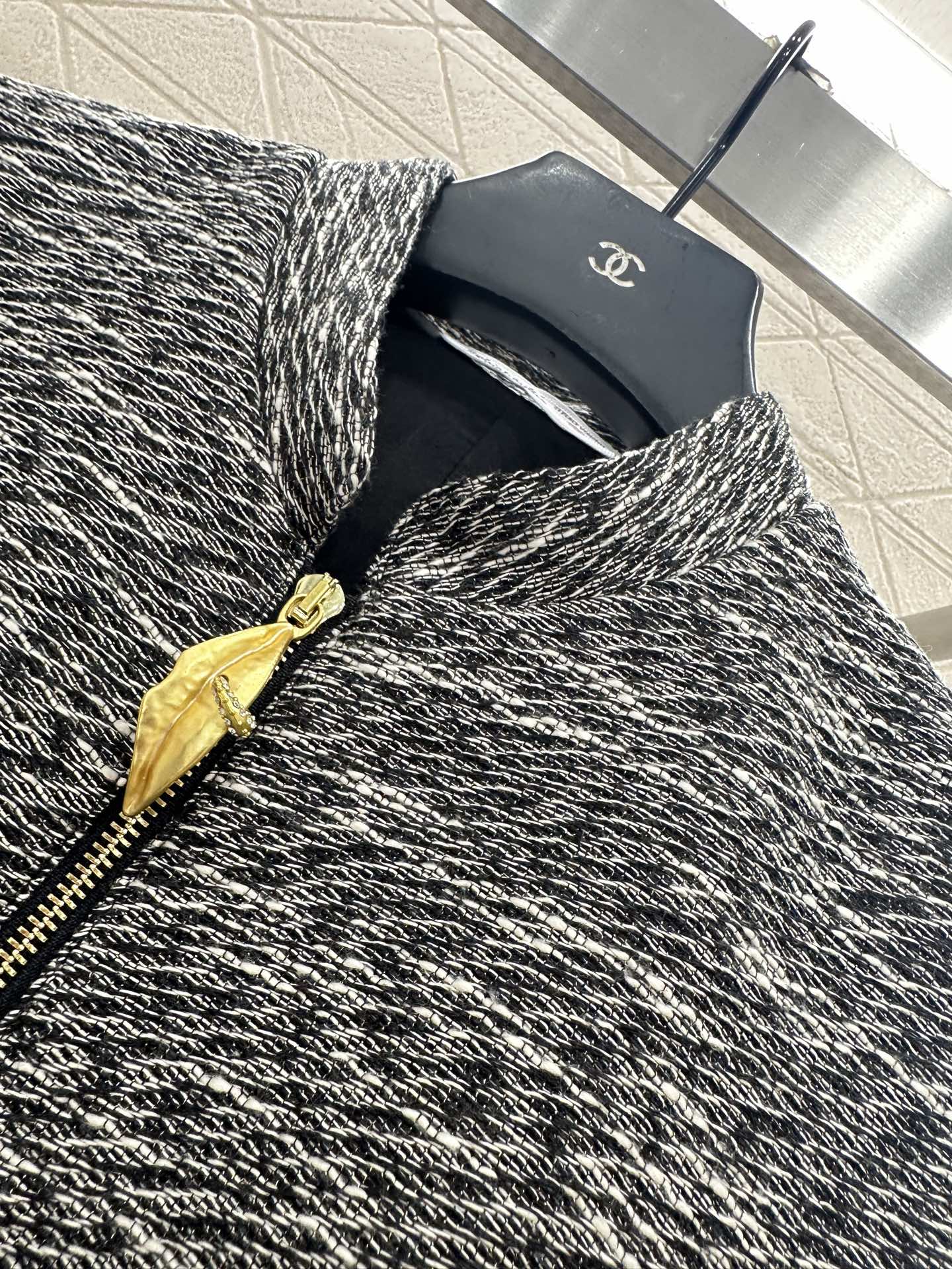 25 Sleeveless stand up collar long zipper dress