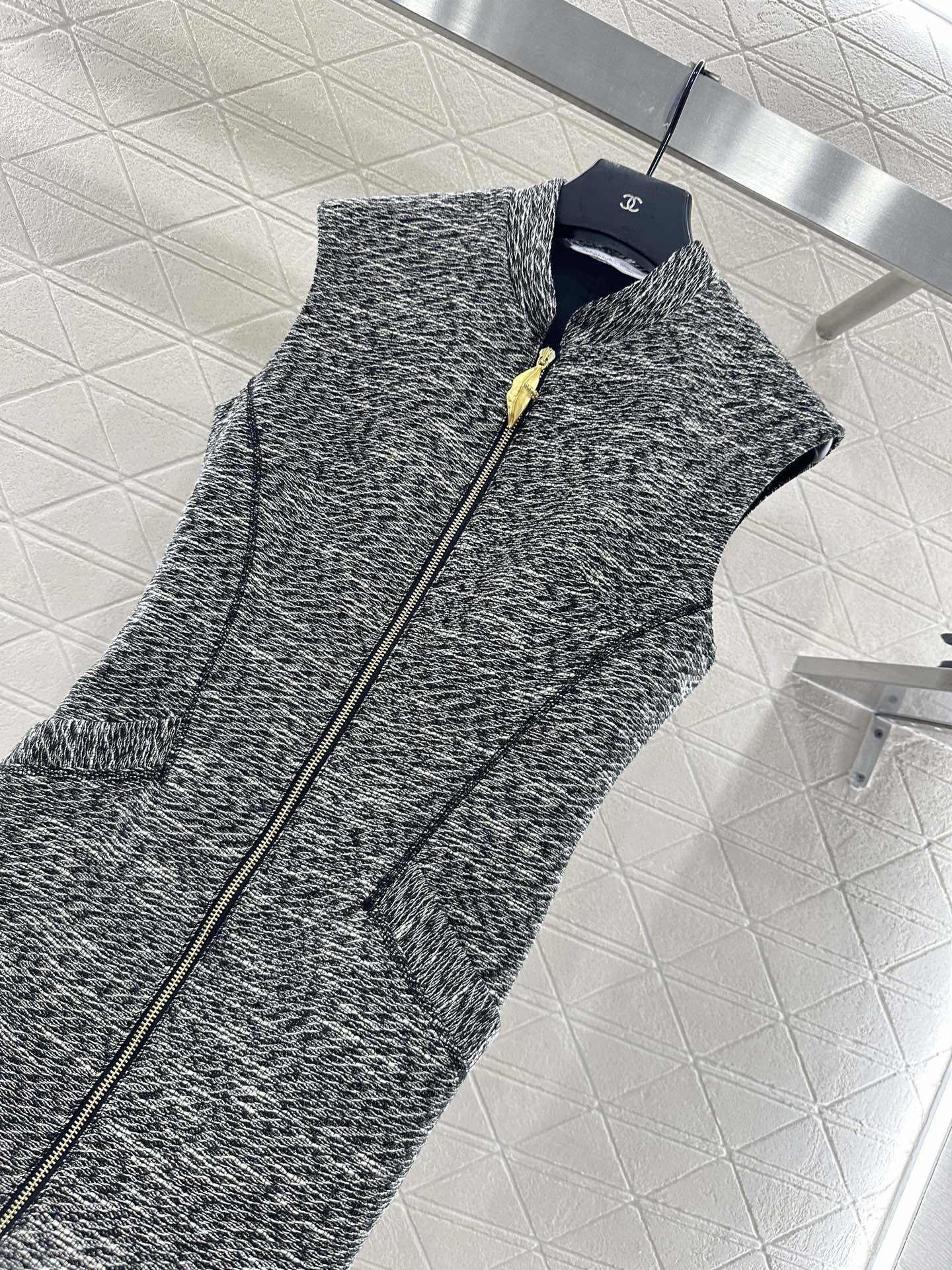 25 Sleeveless stand up collar long zipper dress