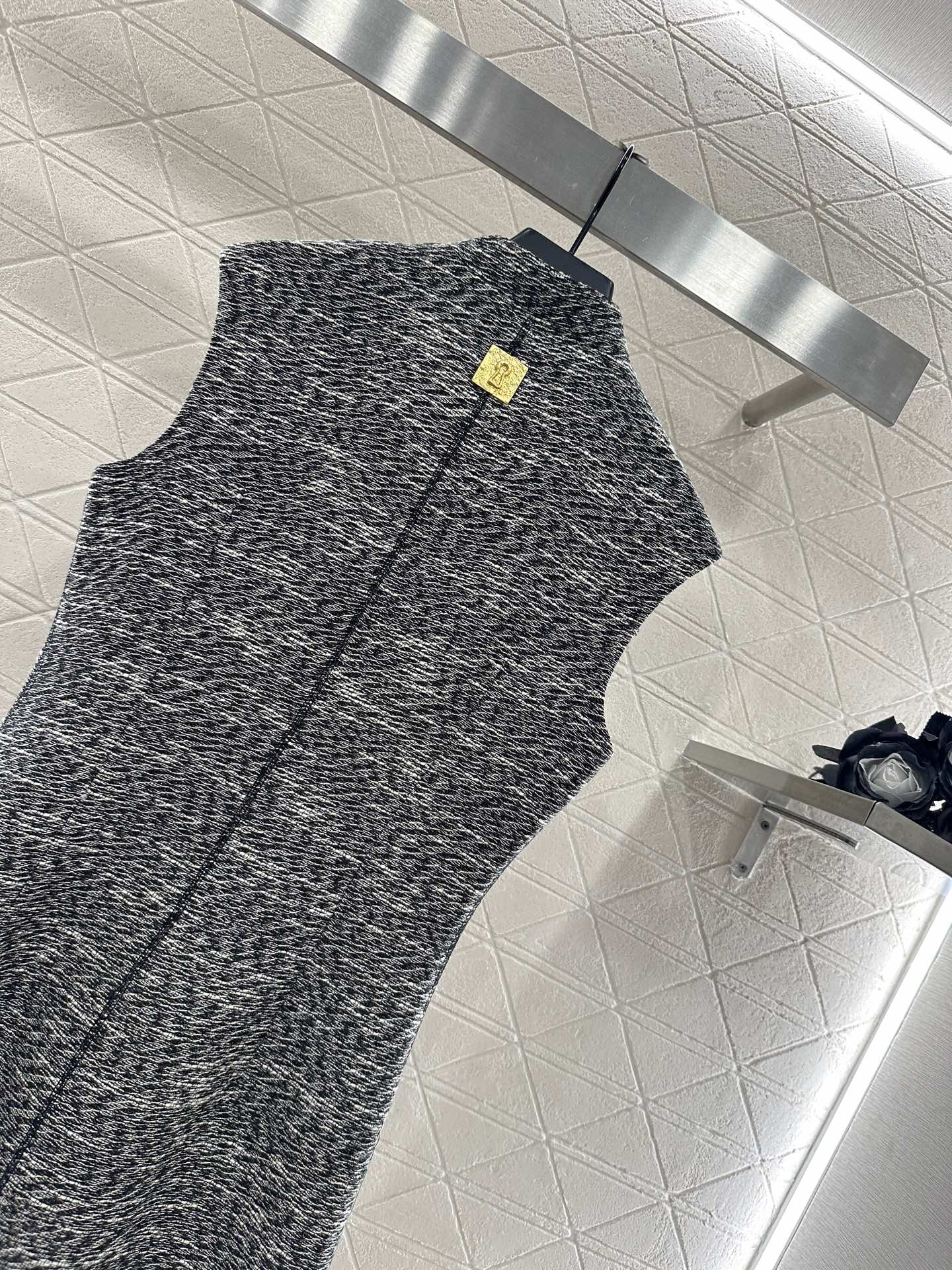 25 Sleeveless stand up collar long zipper dress