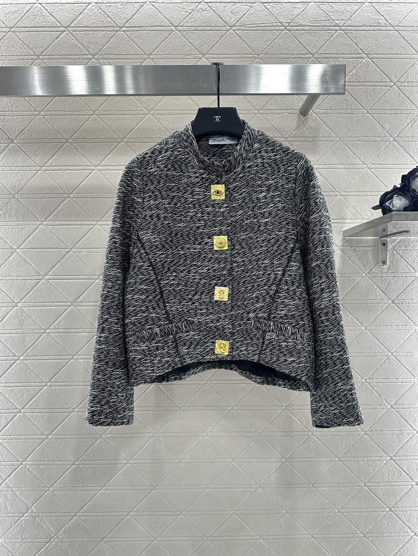 25 Front shoulder lapel jacket