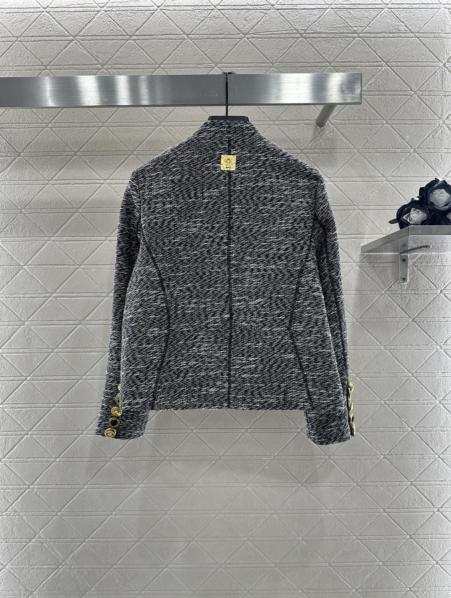 25 Front shoulder lapel jacket