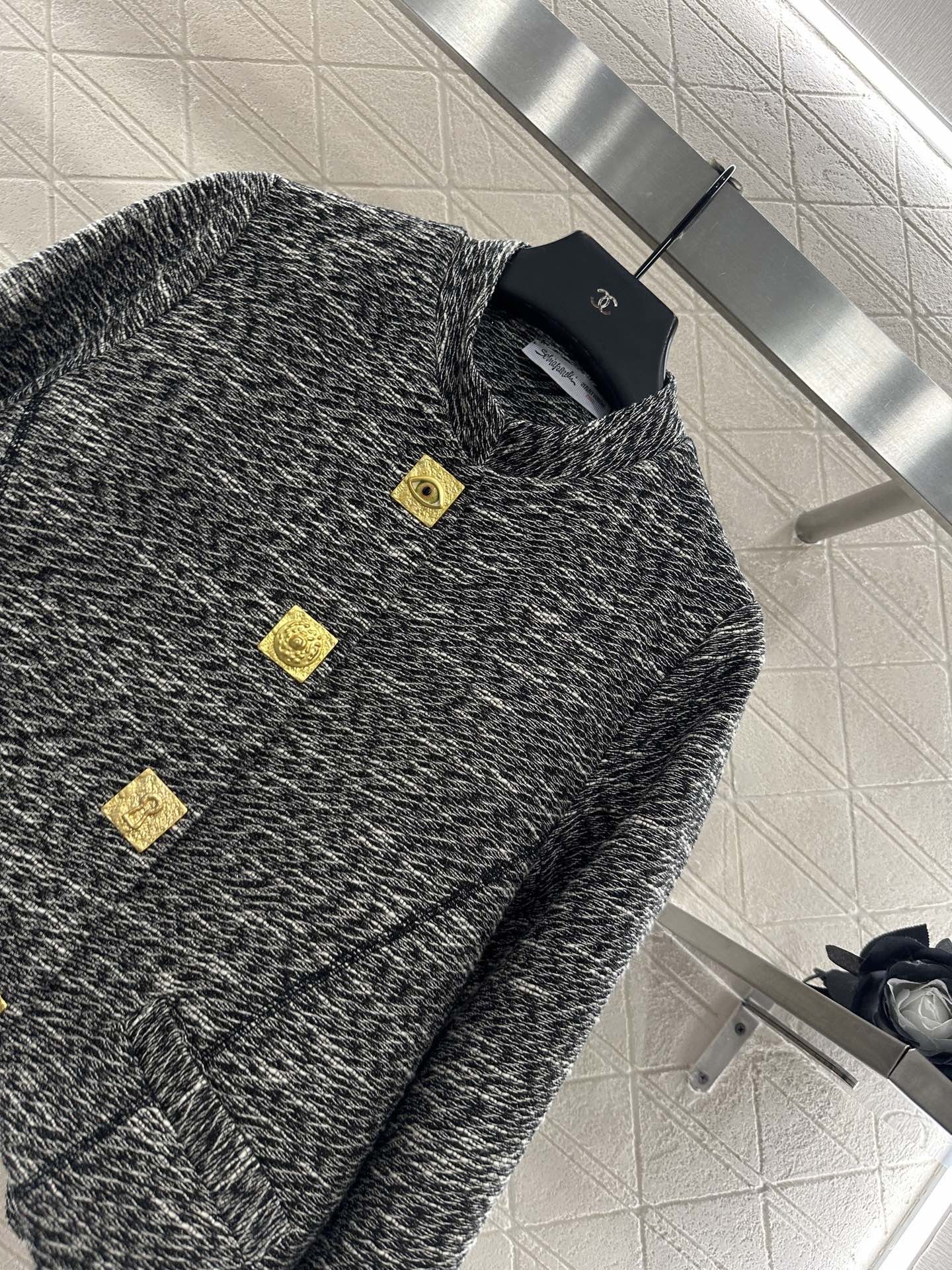 25 Front shoulder lapel jacket