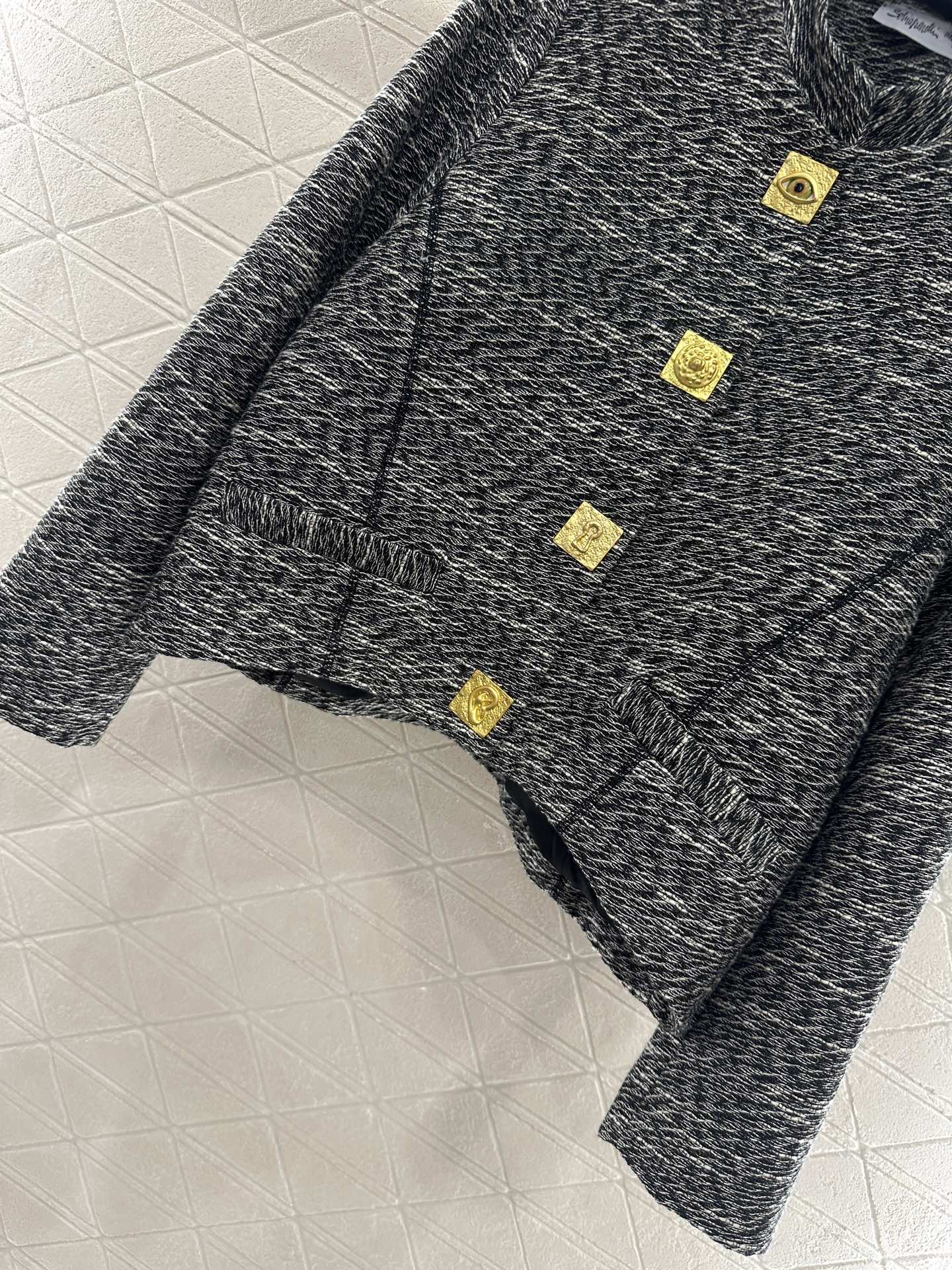 25 Front shoulder lapel jacket