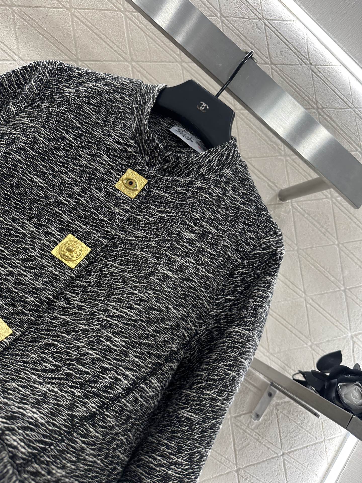 25 Front shoulder lapel jacket