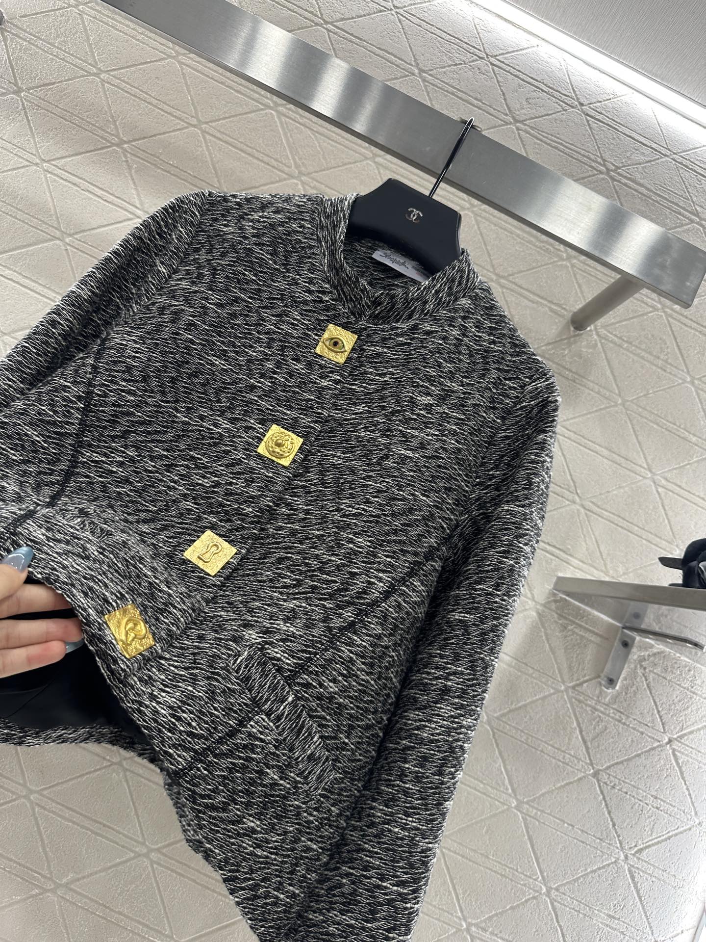 25 Front shoulder lapel jacket