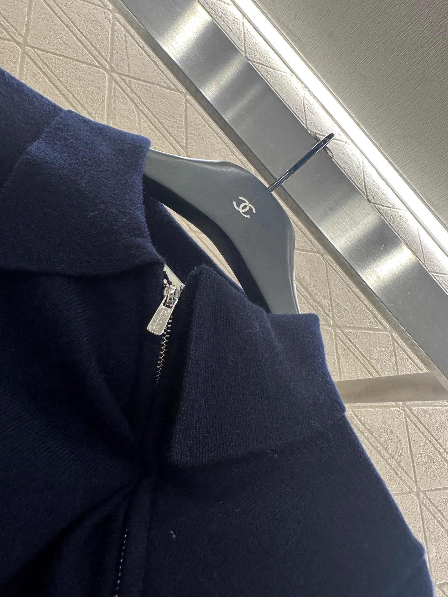 25 Flip collar slanted open collar knitted long sleeved shirt