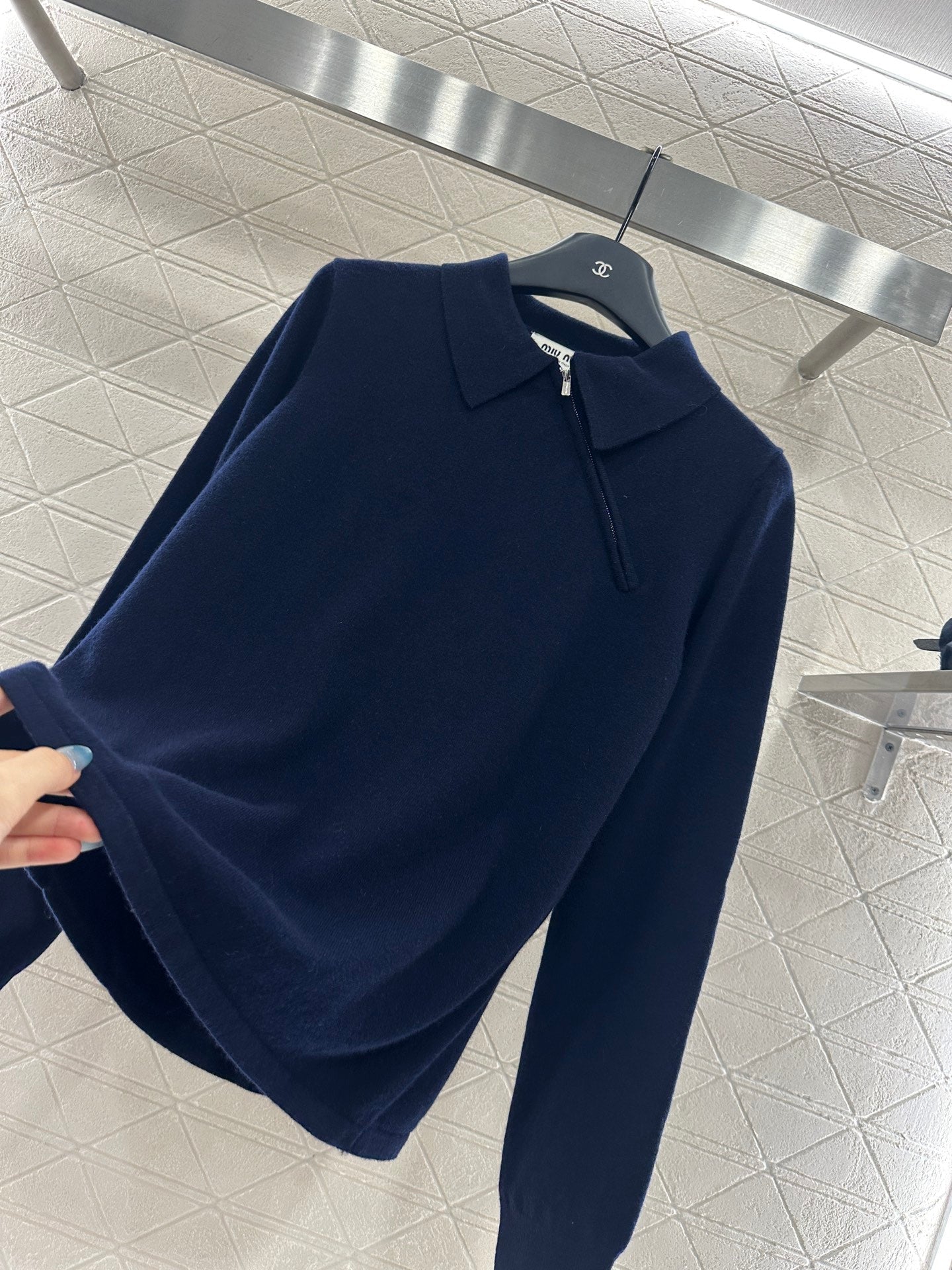 25 Flip collar slanted open collar knitted long sleeved shirt