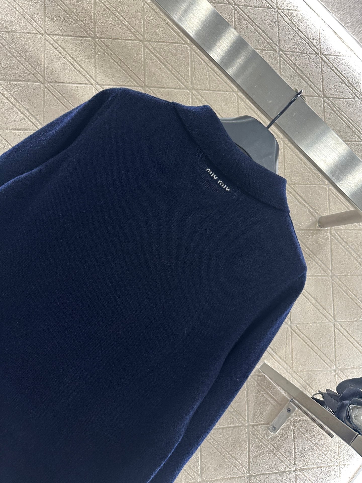 25 Flip collar slanted open collar knitted long sleeved shirt