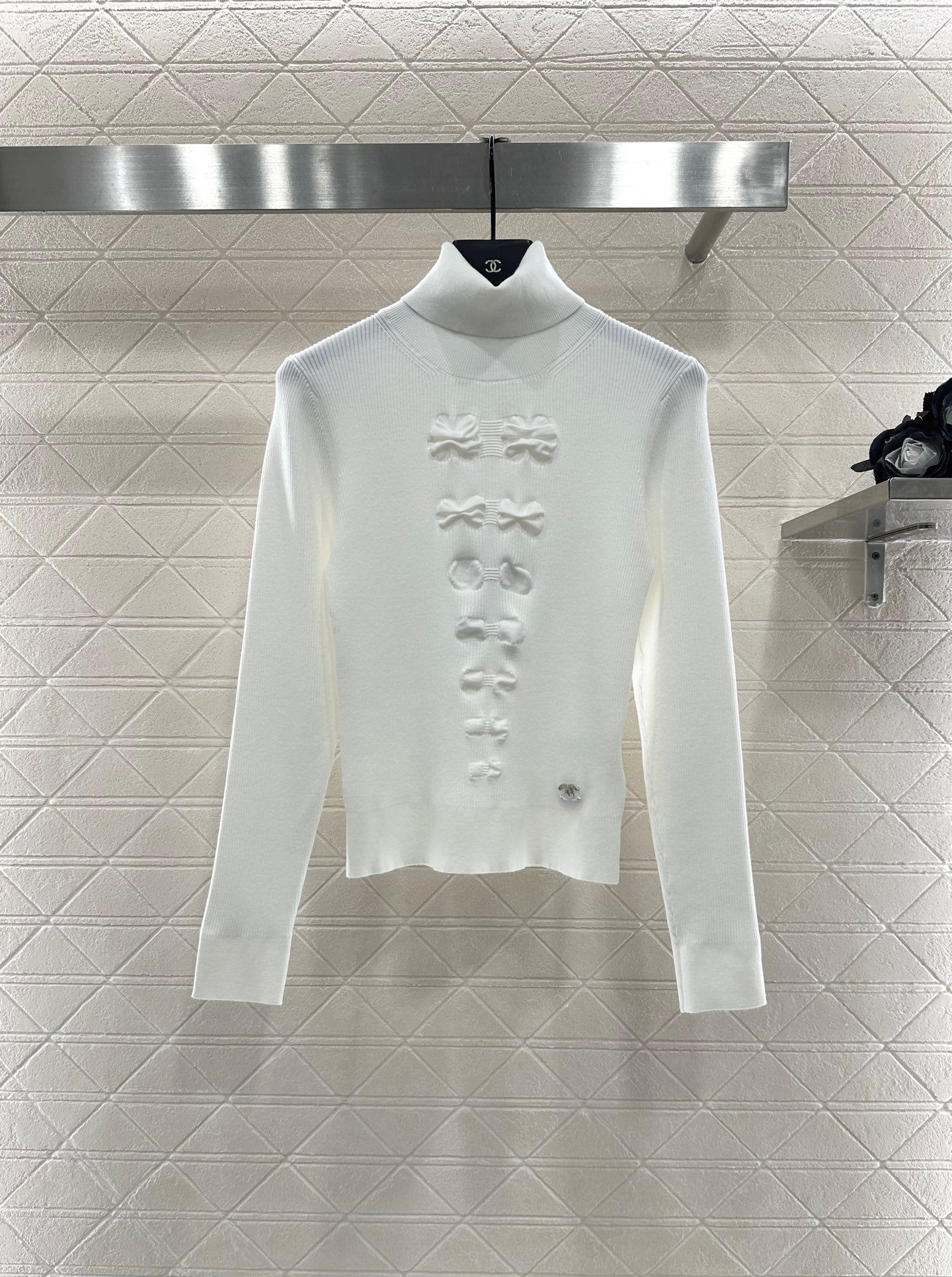 25 Bow tie high neck long sleeved sweater