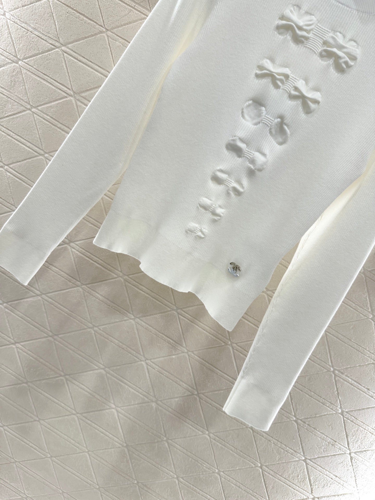 25 Bow tie high neck long sleeved sweater