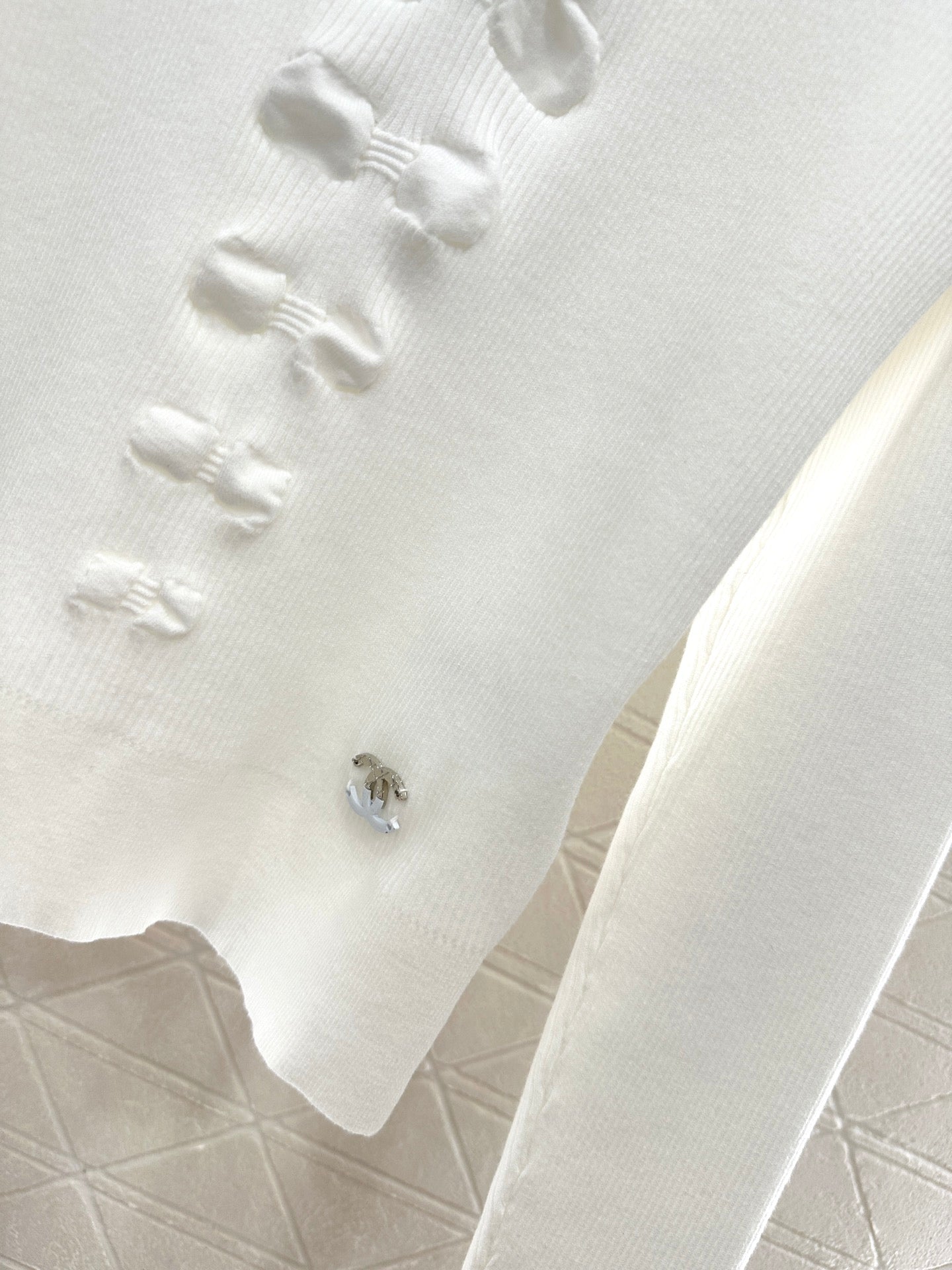 25 Bow tie high neck long sleeved sweater